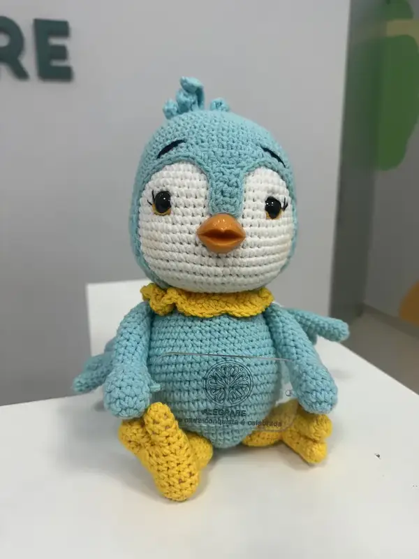 Alegrinho em amigurumi usado na identidade da Clínica Alegrare